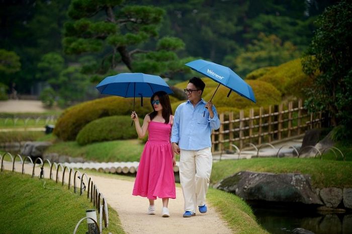 Khách du lịch đi dạo trong vườn Korakuen đầy lãng mạn. Ảnh: LÊ LAI
