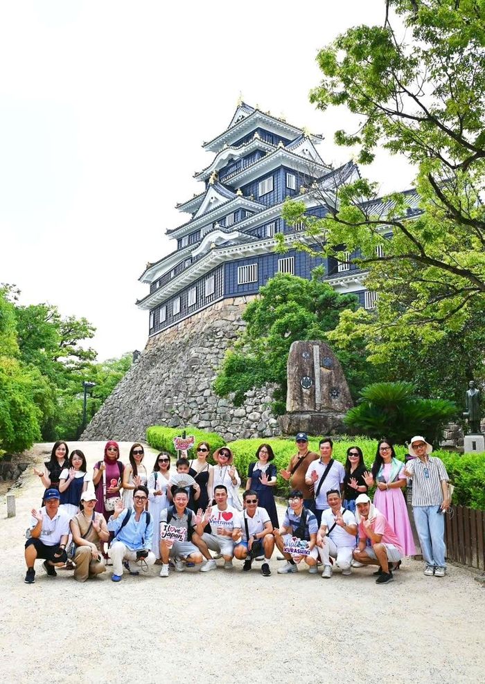 Đoàn khách Việt Nam tại lâu đài Okayama. Ảnh: LÊ LAI