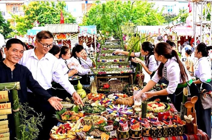 Thưởng thức món ngon ở Mộc Châu cũng là cách để du khách bước sâu hơn vào đời sống của từng dân tộc