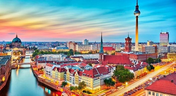 Berlin cho thấy một thành phố đáng sống đôi khi bắt đầu từ một điều rất đơn giản: bạn có thể tìm thấy những người khiến mình cảm thấy thuộc về nơi ấy