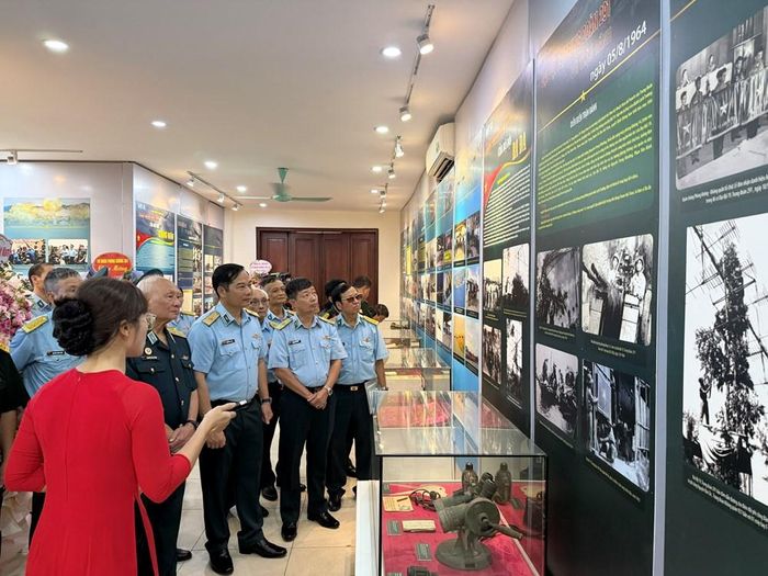 Các đại biểu tham quan triển lãm