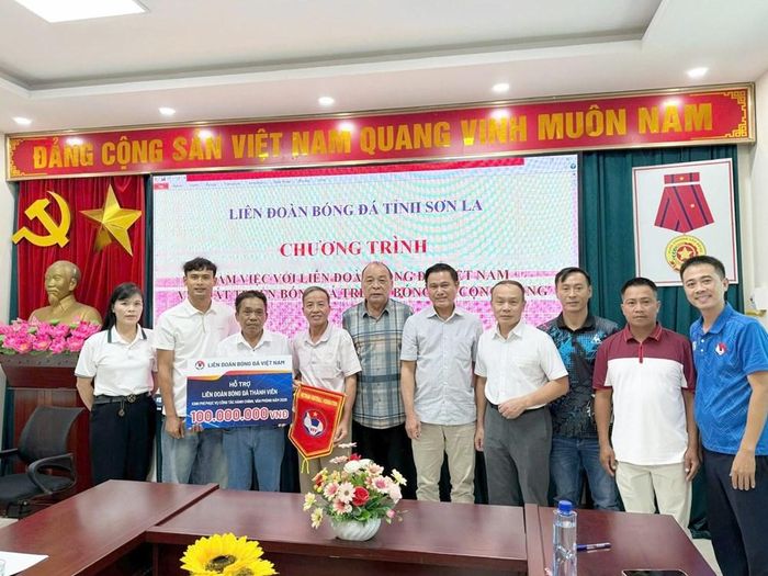 VFF hỗ trợ 100 triệu đồng phục vụ công tác quản trị, hành chính văn phòng của LĐBĐ tỉnh Sơn La