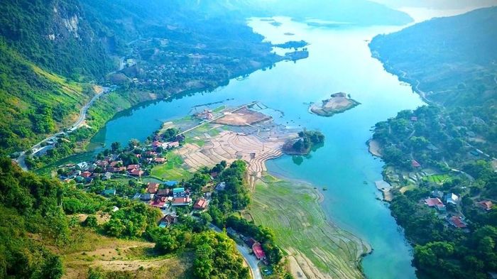 Mường Chiên nằm ven bờ Sông Đà với cảnh quan thiên nhiên tươi đẹp