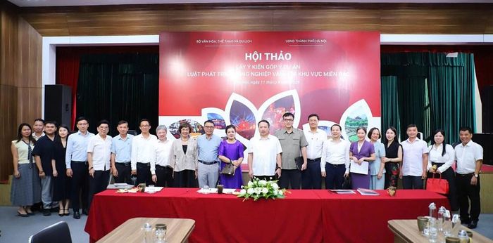 Thứ trưởng Nguyễn Huy Dũng và các đại biểu chụp ảnh lưu niệm