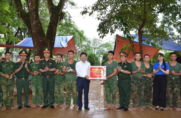 Lãnh đạo tỉnh Điện Biên tặng quà cán bộ, chiến sĩ và các lực lượng tại Nghĩa trang Liệt sĩ quốc gia Độc Lập