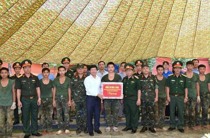 Lãnh đạo tỉnh Điện Biên tặng quà cán bộ, chiến sĩ và các lực lượng tại Nghĩa trang Liệt sĩ quốc gia A1