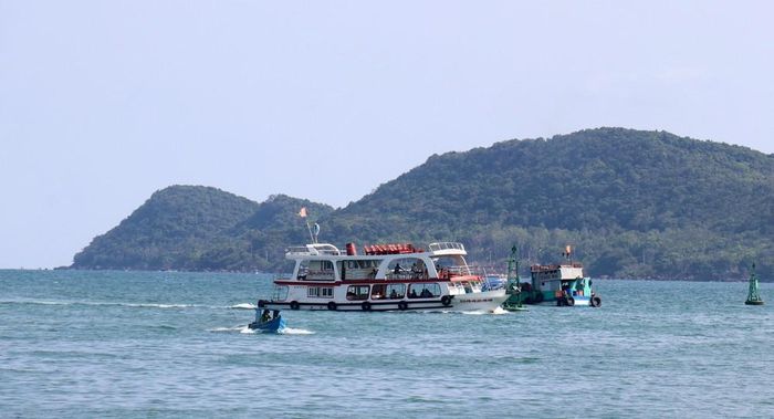 Du thuyền phục vụ du khách tham quan, du lịch, trải nghiệm trên vùng biển đảo Phú Quốc. Ảnh: Lê Huy Hải - TTXVN
