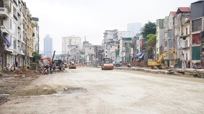 Hà Nội tăng tốc thi công đường Vành đai 1 đoạn Hoàng Cầu - Voi Phục, để kịp về đích trước ngày 2/9. Ảnh: Nguyễn Thắng - TTXVN