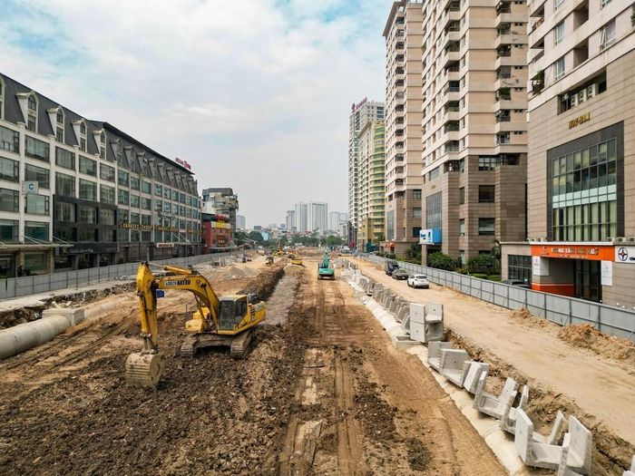 Đơn vị thi công triển khai máy móc cơ giới để đẩy nhanh tiến độ giải phóng mặt bằng trên tuyến Vành đai 2,5. Ảnh: Lê Đông - TTXVN
