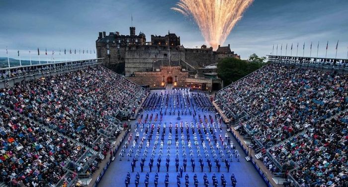 Edinburgh có một trung tâm lịch sử đủ nhỏ để phần lớn hoạt động lễ hội có thể tiếp cận bằng cách đi bộ, nhưng cũng đủ lớn để chứa hàng nghìn nghệ sĩ và hàng triệu lượt khán giả. Ảnh: Internet