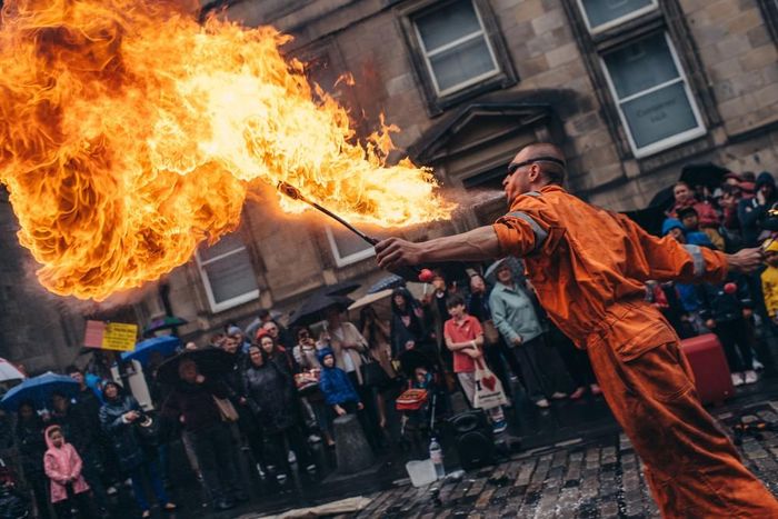 Ở Edinburgh tháng 8, nghệ thuật tìm đến khán giả. Một nghệ sĩ có thể giới thiệu vở diễn ngay trên đường. Ảnh: Internet