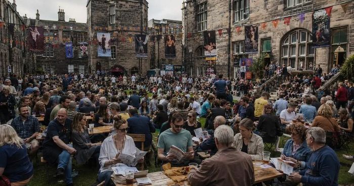 Edinburgh đã tạo ra một văn hóa lễ hội. Những con phố, quảng trường, nhà hàng, quán cà phê và phương tiện công cộng đều tham gia vào dòng chảy ấy. Ảnh: Internet