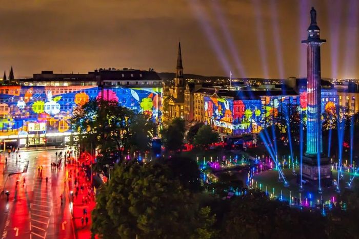 Vào tháng 8, chính thành phố Edinburgh trở thành một lễ hội. Ảnh: Internet