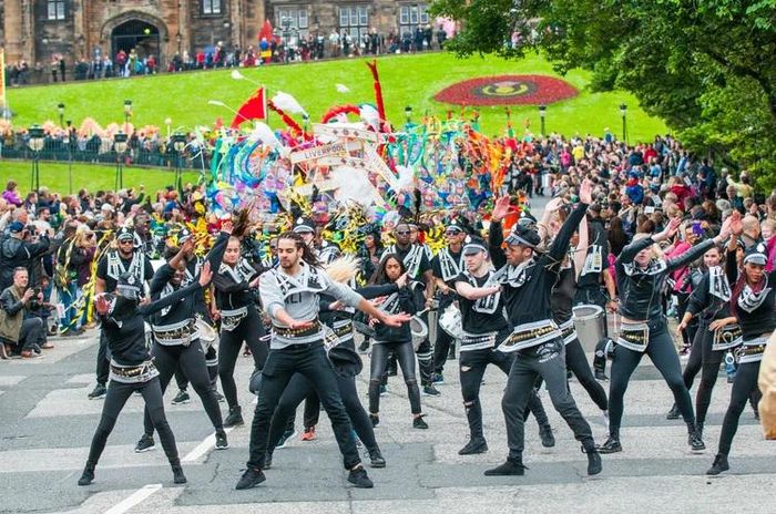 Người ta đến Edinburgh không chỉ để xem nghệ thuật. Họ còn đến để gặp nghệ sĩ, nhà sản xuất, nhà tổ chức, nhà hát, nhà xuất bản. Ảnh: Internet