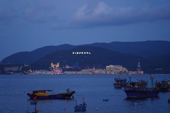 Du thuyền, mặt biển và núi phía xa tạo nên khung cảnh ấn tượng tại bến du thuyền Vĩnh Nguyên, phường Nha Trang