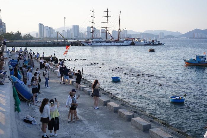 Du khách chụp ảnh lưu niệm tại bến du thuyền Vĩnh Nguyên, phường Nha Trang