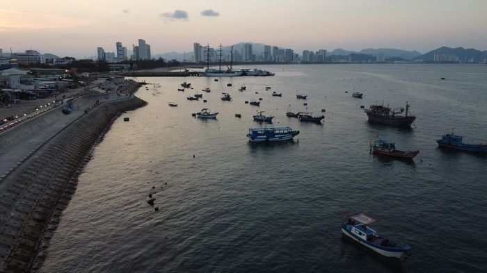 Không gian bến du thuyền Vĩnh Nguyên với những chiếc thuyền neo đậu bên vịnh Nha Trang