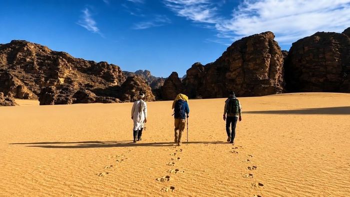 Du khách nước ngoái khám phá Tassili n’Ajjer
