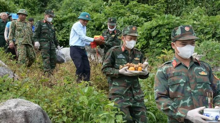 Đưa hài cốt liệt sĩ về thờ cúng, bảo quản tại Nhà linh Nghĩa trang Liệt sĩ xã Krông Bông, tỉnh Đắk Lắk. (Ảnh: Đội K51)