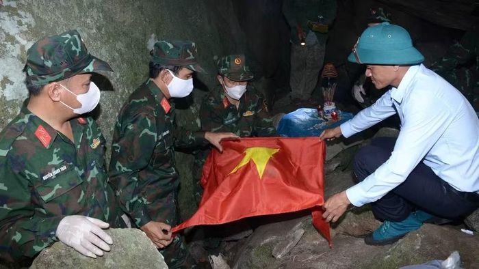 Ngày 6/8, các lực lượng chức năng cũng đã khai quật, quy tập thành công 1 hài cốt liệt sĩ tại một hang đá ở Đồi Cư Jú, nơi giáp ranh giữa buôn Ngô và thôn Ba Phường, xã Cư Pui thuộc dãy núi Chư Yang Sin. (Ảnh: Đội K51)