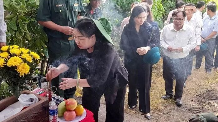 Phó Bí thư Thường trực Tỉnh ủy, Chủ tịch Hội đồng nhân dân tỉnh Đắk Lắk Cao Thị Hòa An thắp hương trước anh linh hài cốt liệt sĩ. (Ảnh: Quốc Khánh)