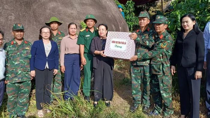Phó Bí thư Thường trực Tỉnh ủy, Chủ tịch Hội đồng nhân dân tỉnh Đắk Lắk Cao Thị Hòa An và lãnh đạo các ban, ngành tặng quà động viên lực lượng làm nhiệm vụ tìm kiếm, quy tập hài cốt liệt sĩ. (Ảnh: Quốc Khánh)