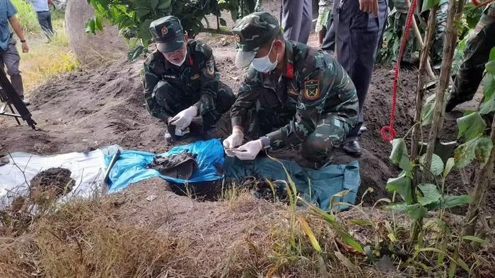 Các lực lượng chức năng tìm được hài cốt liệt sĩ và các di vật. (Ảnh: Quốc Khánh)