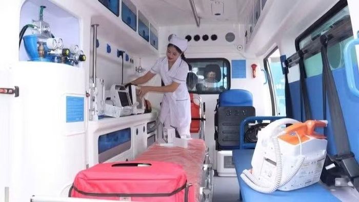Mỗi xe cứu thương được ví như một “phòng cấp cứu di động”. (Ảnh: MẠNH TRẦN)