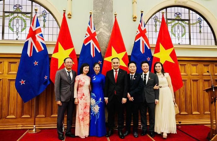 Chị Nguyễn Lam Giang (thứ 2 từ trái qua) và cán bộ Đại sứ quán Việt Nam tại New Zealand và các trí thức kiều bào chụp ảnh kỷ niệm. (Ảnh do nhân vật cung cấp)