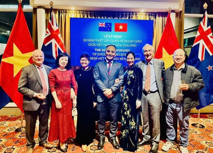 Chị Nguyễn Lam Giang (thứ 2 từ trái sang) chụp ảnh cùng Đại sứ Việt Nam tại New Zealand Phan Minh Giang và các đại biểu tham dự Lễ kỷ niệm 50 năm thiết lập quan hệ ngoại giao Việt Nam-New Zealand. (Ảnh do nhân vật cung cấp)
