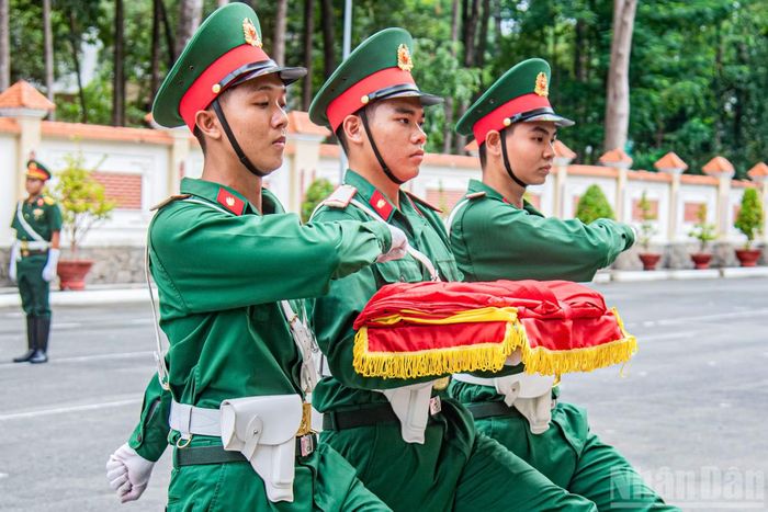 Cán bộ, chiến sĩ Tiểu đoàn 180, Bộ Tham mưu Quân khu 7 tích cực luyện tập các nội dung phục vụ Chương trình nghệ thuật “Tổ quốc trong tim”.