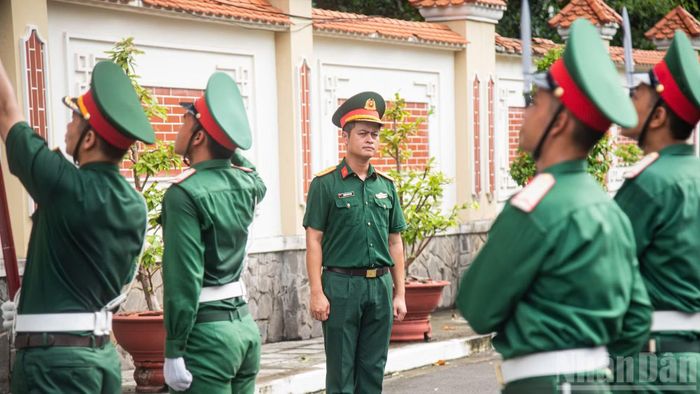 Giáo viên từ Bộ Tư lệnh Bảo vệ Lăng Chủ tịch Hồ Chí Minh trực tiếp theo dõi, chỉnh sửa từng động tác cho chiến sĩ trong quá trình luyện tập.