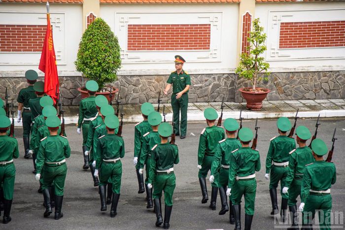 Trong quá trình luyện tập, cán bộ phụ trách thường xuyên theo dõi, chỉnh sửa từng động tác, giúp chiến sĩ nâng cao tính kỷ luật, tác phong và sự đồng đều trong đội hình.