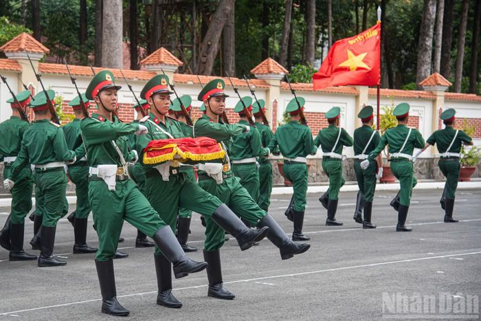 Cán bộ, chiến sĩ tập trung rèn luyện đội hình, động tác nghi lễ, tác phong và khả năng phối hợp, bảo đảm sự thống nhất, chính xác trong từng động tác.