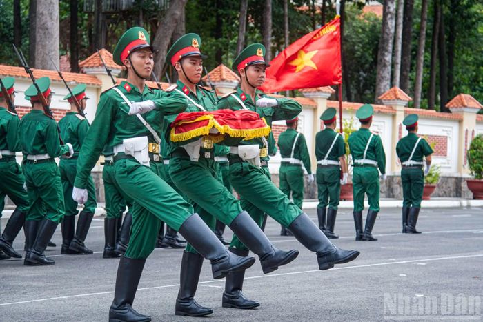 Hình ảnh cán bộ, chiến sĩ Tiểu đoàn 180 hăng say luyện tập, góp phần tái hiện những hình ảnh trang nghiêm, hào hùng trong chương trình nghệ thuật “Tổ quốc trong tim”.