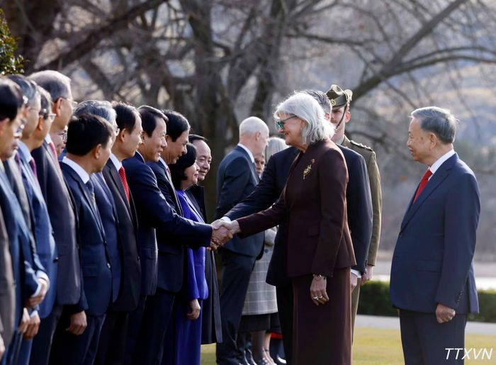 Tổng Bí thư, Chủ tịch nước Tô Lâm giới thiệu với Toàn quyền Australia Sam Mostyn thành viên đoàn cấp cao Việt Nam tham dự Lễ đón.