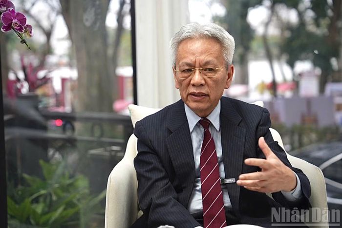 Tiến sĩ Nguyễn Sĩ Dũng, nguyên Phó Chủ nhiệm Văn phòng Quốc hội, Ủy viên Hội đồng tư vấn chính sách của Thủ tướng.