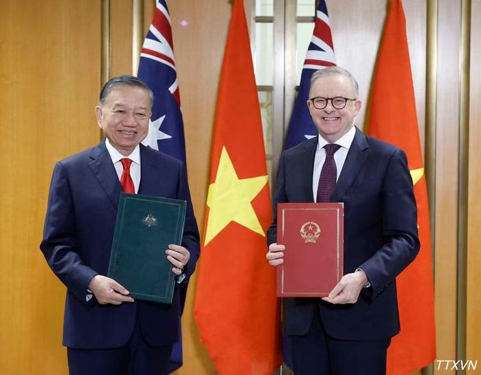 Tổng Bí thư, Chủ tịch nước Tô Lâm và Thủ tướng Australia Anthony Albanese trao Tuyên bố chung. (Ảnh: TTXVN)