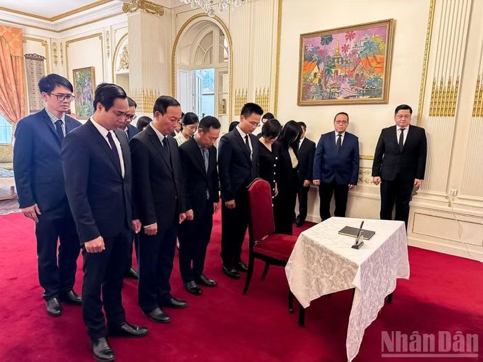 Đại biện lâm thời Phạm Quang Anh cùng đoàn Đại sứ quán và các Cơ quan đại diện Việt Nam tại Pháp dành một phút mặc niệm tưởng nhớ đồng chí Saysomphone Phomvihane. (Ảnh: TRUNG HƯNG)