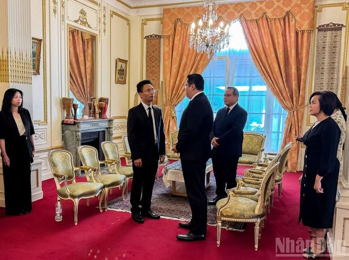 Đại biện lâm thời Đại sứ quán Việt Nam tại Pháp Phạm Quang Anh chia buồn với Đại sứ Lào tại Pháp Kalamoungkhoun Souphanouvong trước sự ra đi của đồng chí Saysomphone Phomvihane. (Ảnh: KHẢI HOÀN)