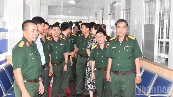 Các đại biểu tham quan khu khám bệnh dành cho quân nhân và cán bộ hưu trí cao cấp tại Bệnh viện Quân y 120.