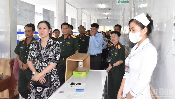 Tham quan khu khám bệnh dành cho quân nhân và cán bộ hưu trí cao cấp.