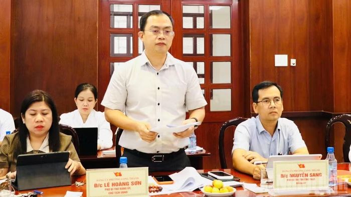 Chủ tịch Ủy ban nhân dân phường Long Thành Lê Hoàng Sơn phát biểu kiến nghị tại buổi làm việc.