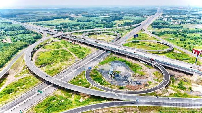 Nút giao Long Thành kết nối cao tốc Thành phố Hồ Chí Minh-Long Thành-Dầu Giây; cao tốc Biên Hòa-Vũng Tàu và đường T1, T2 sân bay Long Thành tại phường Long Thành.