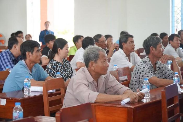 Nông dân xã Cái Ngang tham gia tìm hiểu dự án tại chương trình. (Ảnh: DUYÊN BÙI)