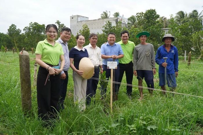 Các đại biểu đi thực địa trồng mít cùng nông dân xã Cái Ngang. (Ảnh: DUYÊN BÙI)