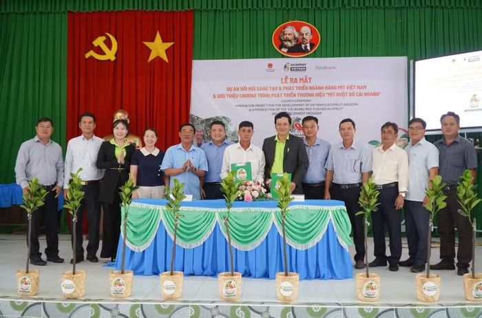 Đại diện các đơn vị tham gia ký kết xây dựng và phát triển thương hiệu từ ngành hàng mít. (Ảnh: DUYÊN BÙI)