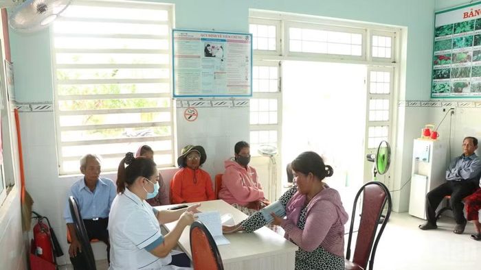 Nhiều đồng bào dân tộc thiểu số Raglai đến khám bệnh, theo dõi sức khỏe tại điểm Trạm Y tế Phước Kháng thuộc Trạm Y tế xã Thuận Bắc, tỉnh Khánh Hòa. (Ảnh: NGUYỄN TRUNG)