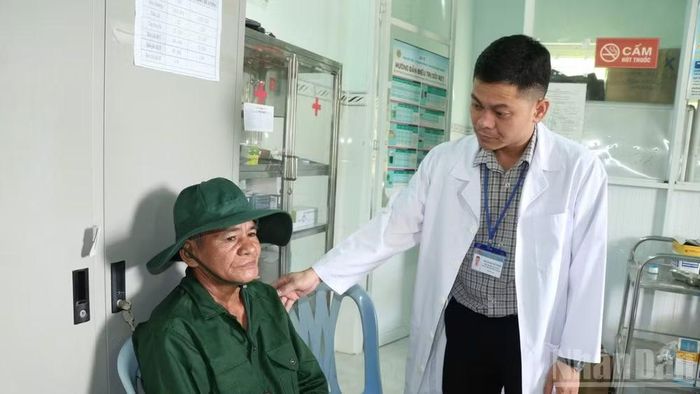Những cuộc thăm hỏi, kiểm tra sức khỏe hay lời dặn dò về cách phòng bệnh đã tạo niềm tin cho người dân.