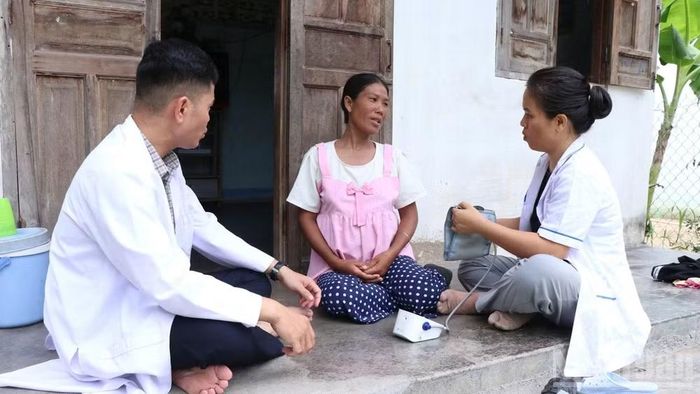 Hình ảnh cán bộ y tế đến từng nhà thăm hỏi thai phụ, kiểm tra sức khỏe được nhân dân tin yêu, góp phần tích cực để mục tiêu chăm sóc sức khỏe toàn dân thật sự có một nền móng vững chắc.
